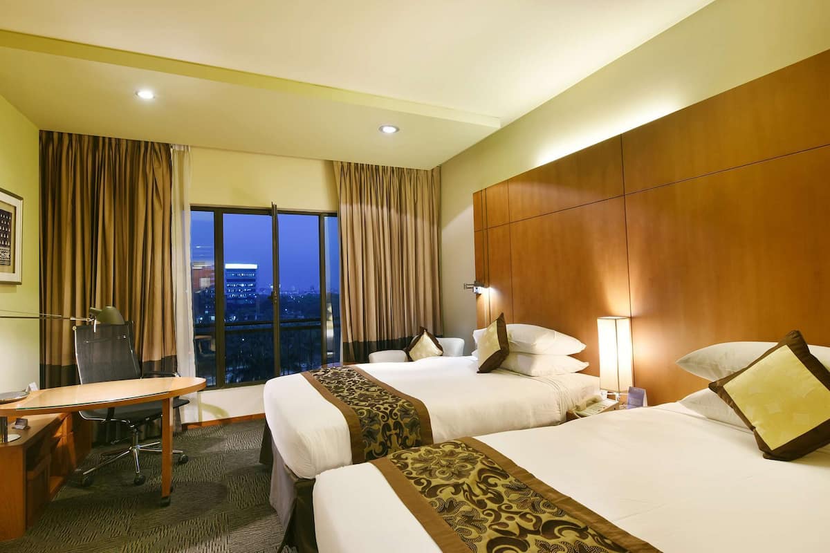 Chambre Deluxe | Literie de qualité, minibar, coffre-fort, bureau