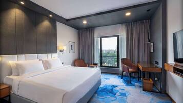 Superior kamer | Luxe beddengoed, een minibar, een kluis op de kamer, een bureau