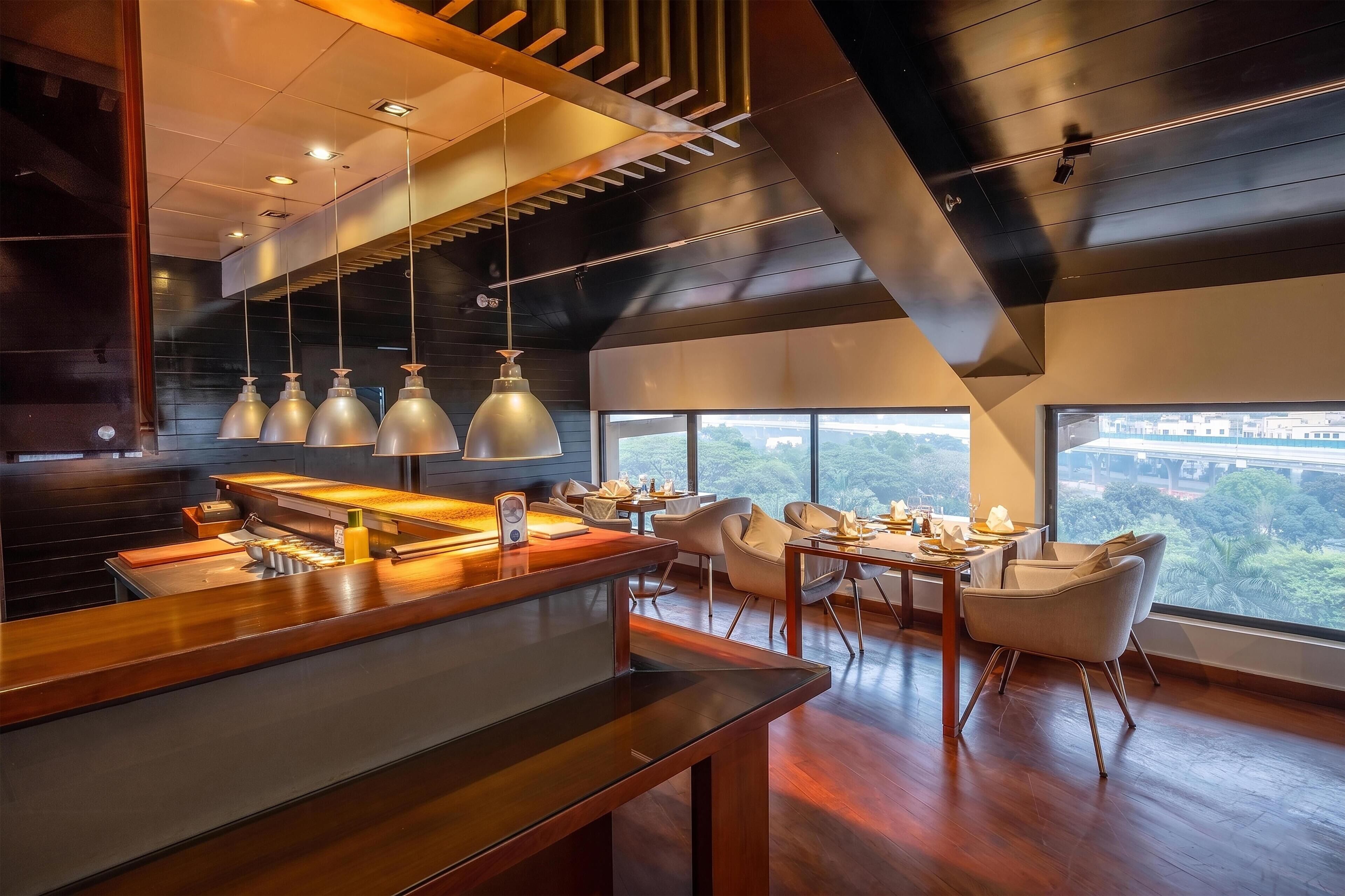 3 restaurants; breakfast, lunch, dinner and brunch served 