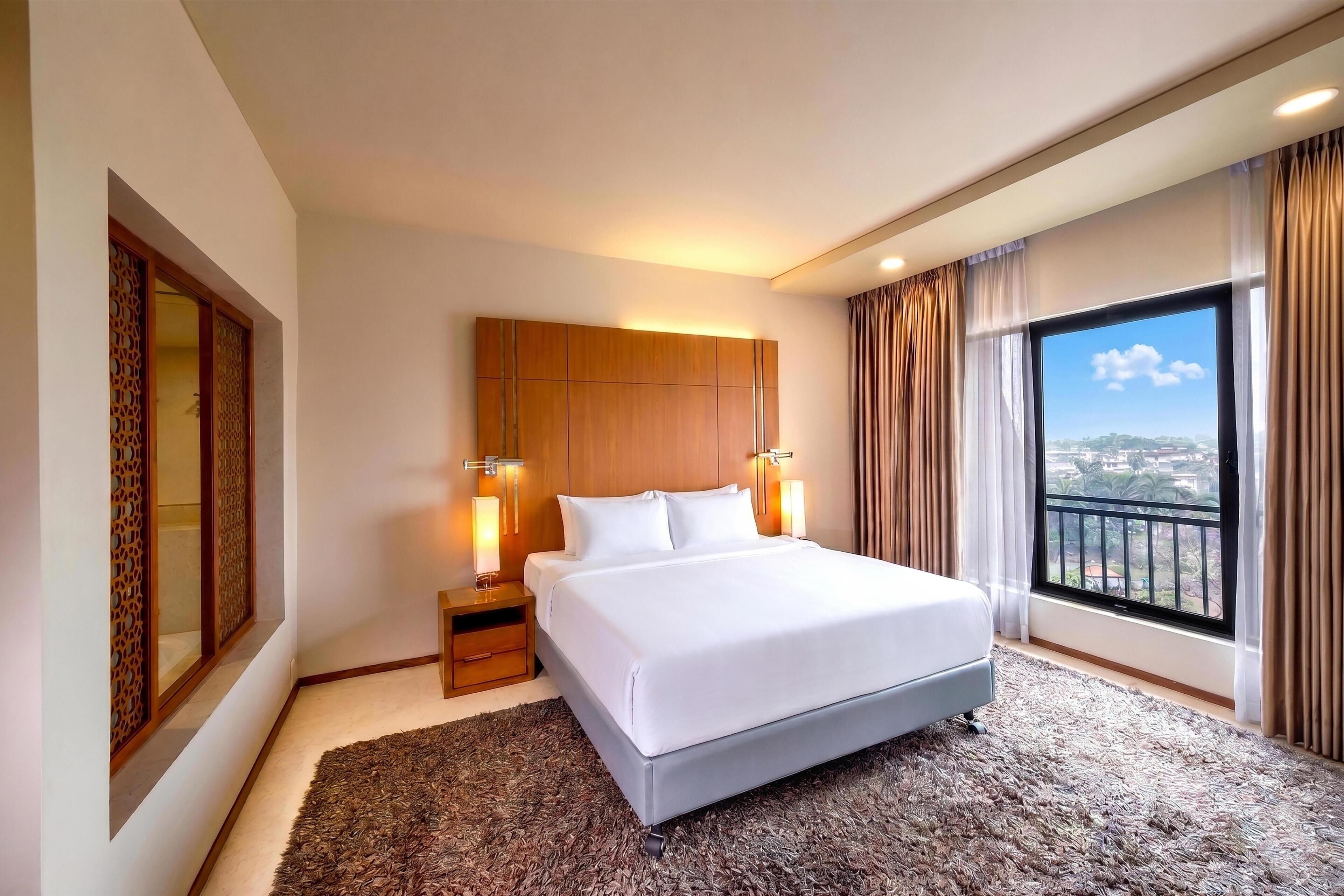 Executive Suite | Premium bedding, minibar, in-room safe, desk