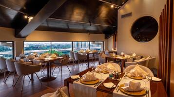 3 restaurants; breakfast, lunch, dinner, and brunch served