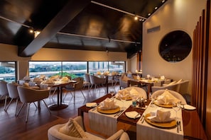 3 restaurants; breakfast, lunch, dinner, and brunch served - Radisson Blu Dhaka Water Garden (Dhaka)