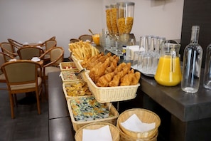 Daily continental breakfast (EUR 10 per person)