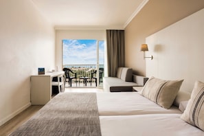 Une chambre dâhĂŽtel Ă©quipĂ©e dâun lit, dâun bureau, dâune chaise, dâun canapĂ© et dâun balcon avec vue.