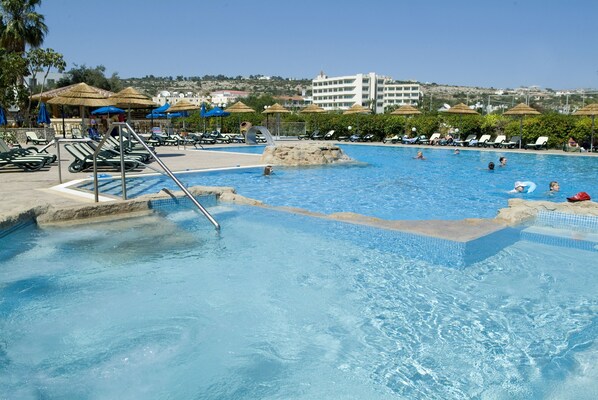 Piscine intérieure, piscine extérieure