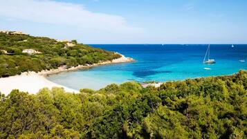 Plage, chaises longues, parasols, serviettes de plage