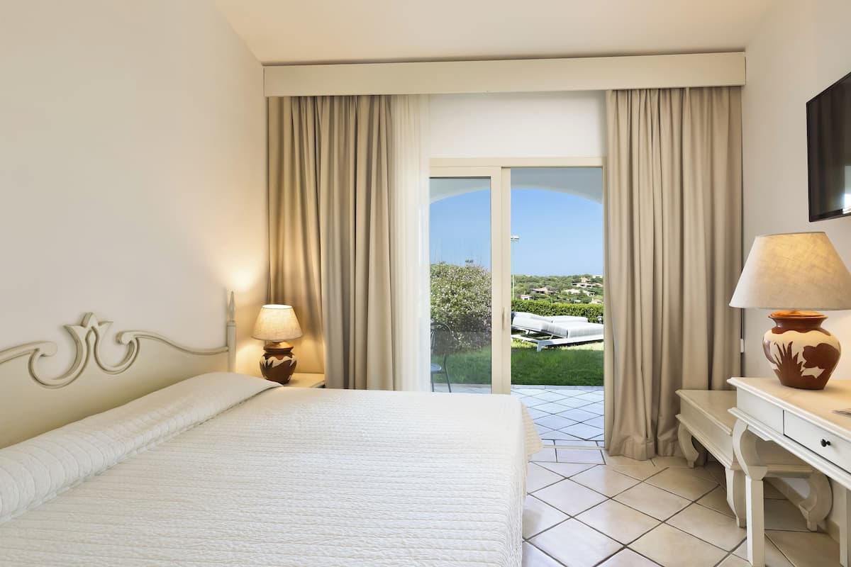Minibar, in-room safe, desk, blackout curtains