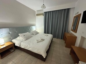 In-room safe, individually decorated, individually furnished, desk - Castro Hotel (Malevizi)