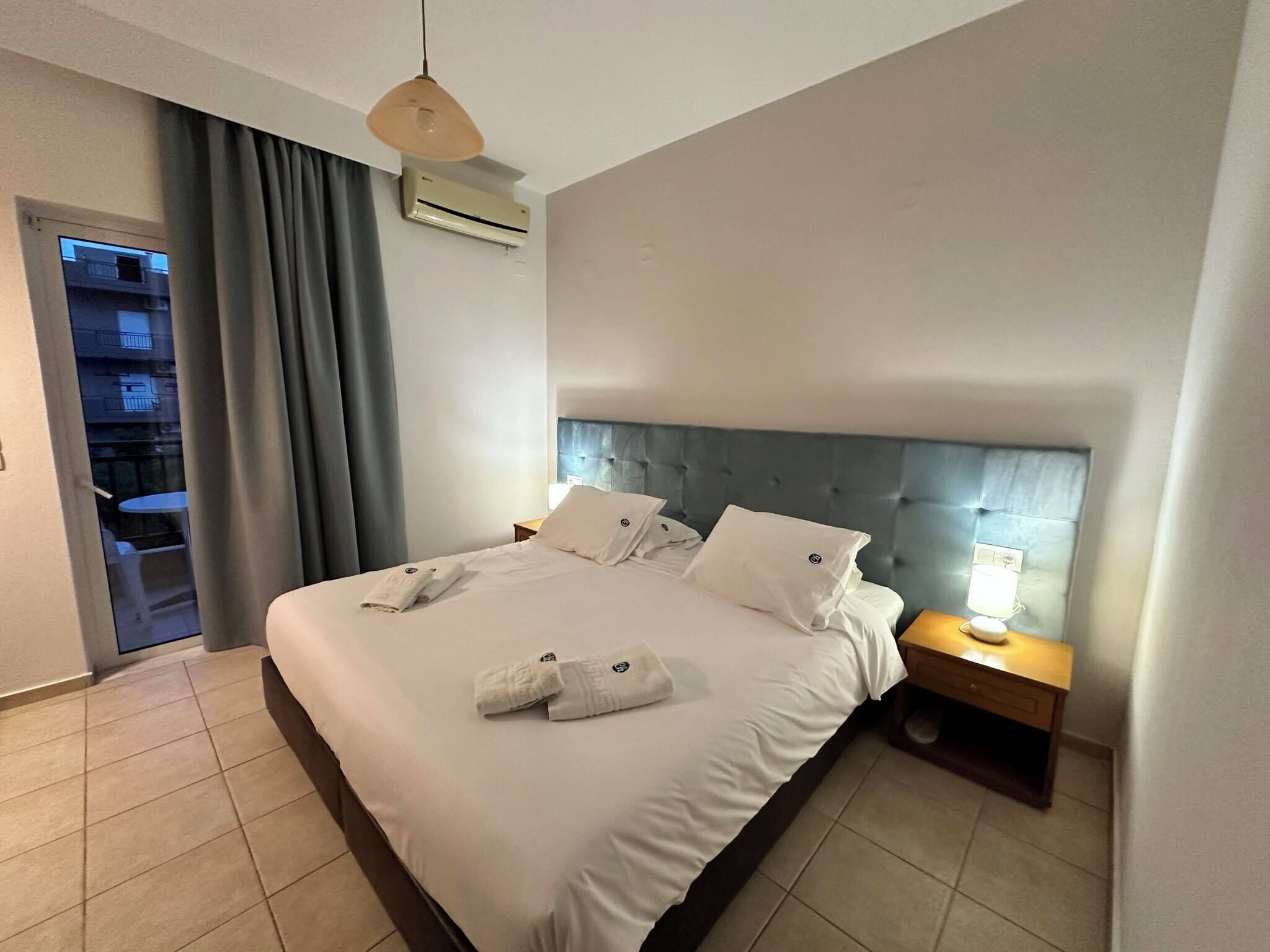 خزنة داخل الغرفة وبديكورات فريدة لكل غرفة وطراز فريد لكل وحدة ومكتب