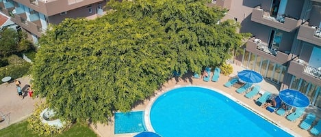 Piscine extérieure, parasols de plage, chaises longues