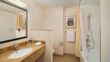 Dusche, kostenlose Toilettenartikel, Haartrockner, Handtücher