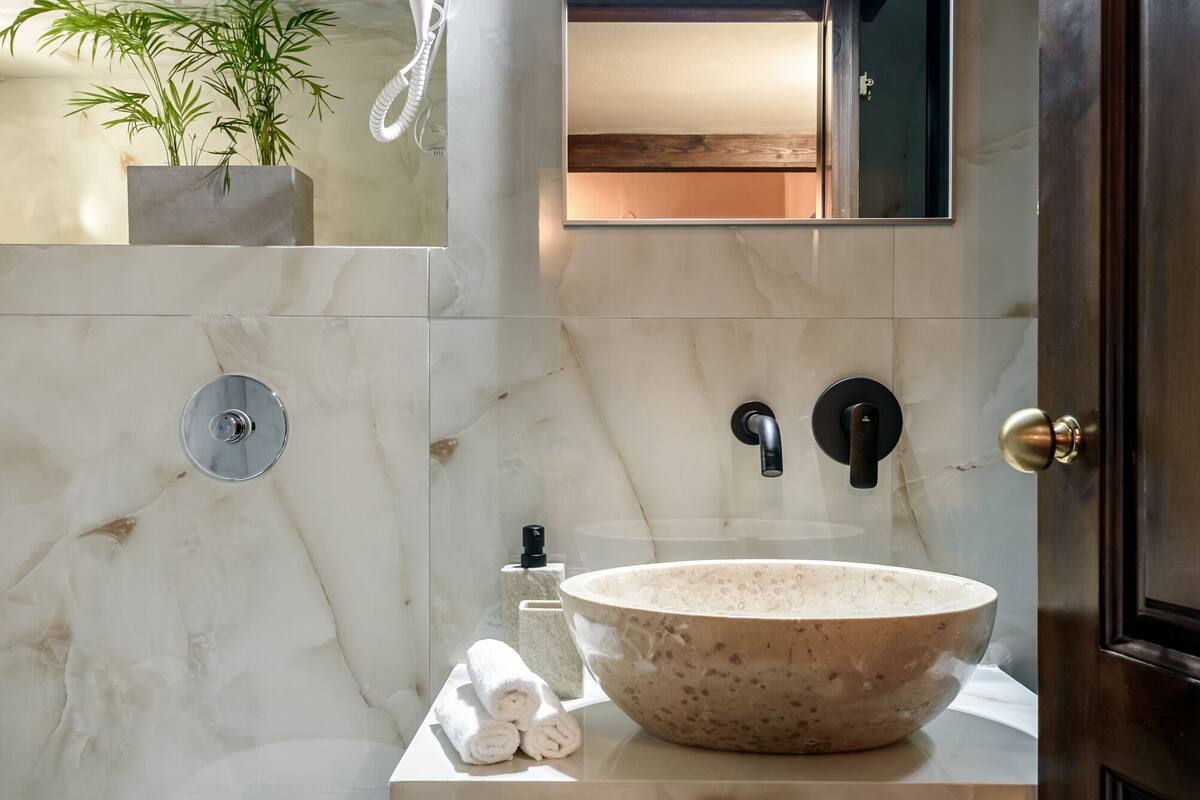 double room, harbour view | bathroom | shower, free toiletries, hair dryer, slippers