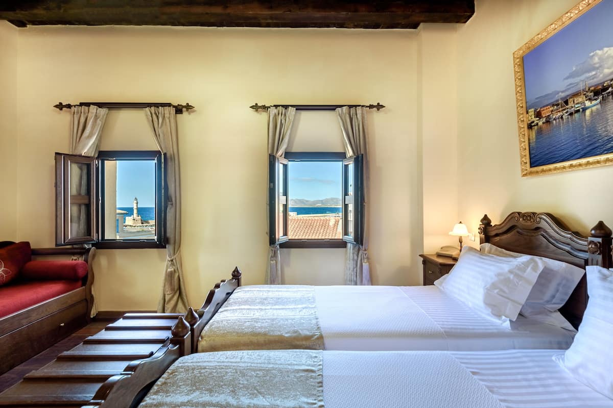 Phòng 3, quang cảnh cảng | Minibar, két bảo mật tại phòng, bàn, màn/rèm cản sáng 