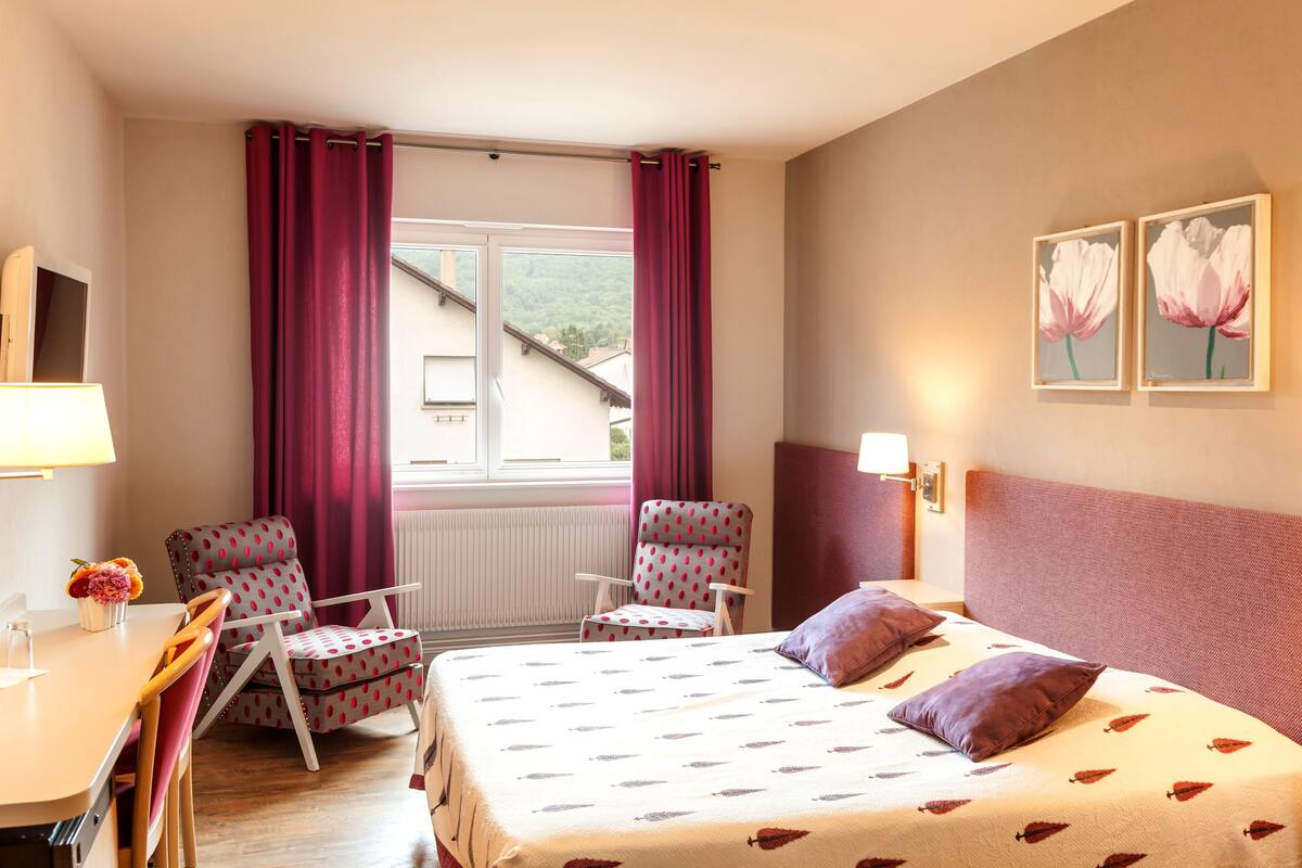 Double Room | Minibar, desk, blackout drapes, soundproofing