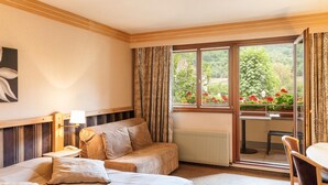 Quadruple Room | Minibar, desk, blackout curtains, soundproofing - Hôtel Les Remparts (Kaysersberg-Vignoble)