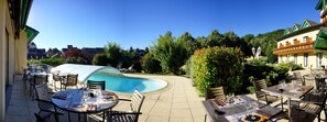 Piscina externa sazonal, guarda-sóis, espreguiçadeiras