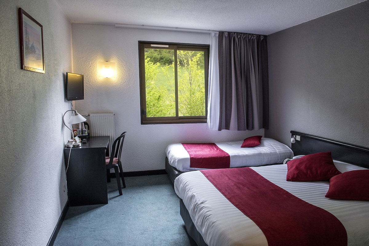 Triple Room | Peralatan tempat tidur premium, meja, langsir/tirai gelap terus