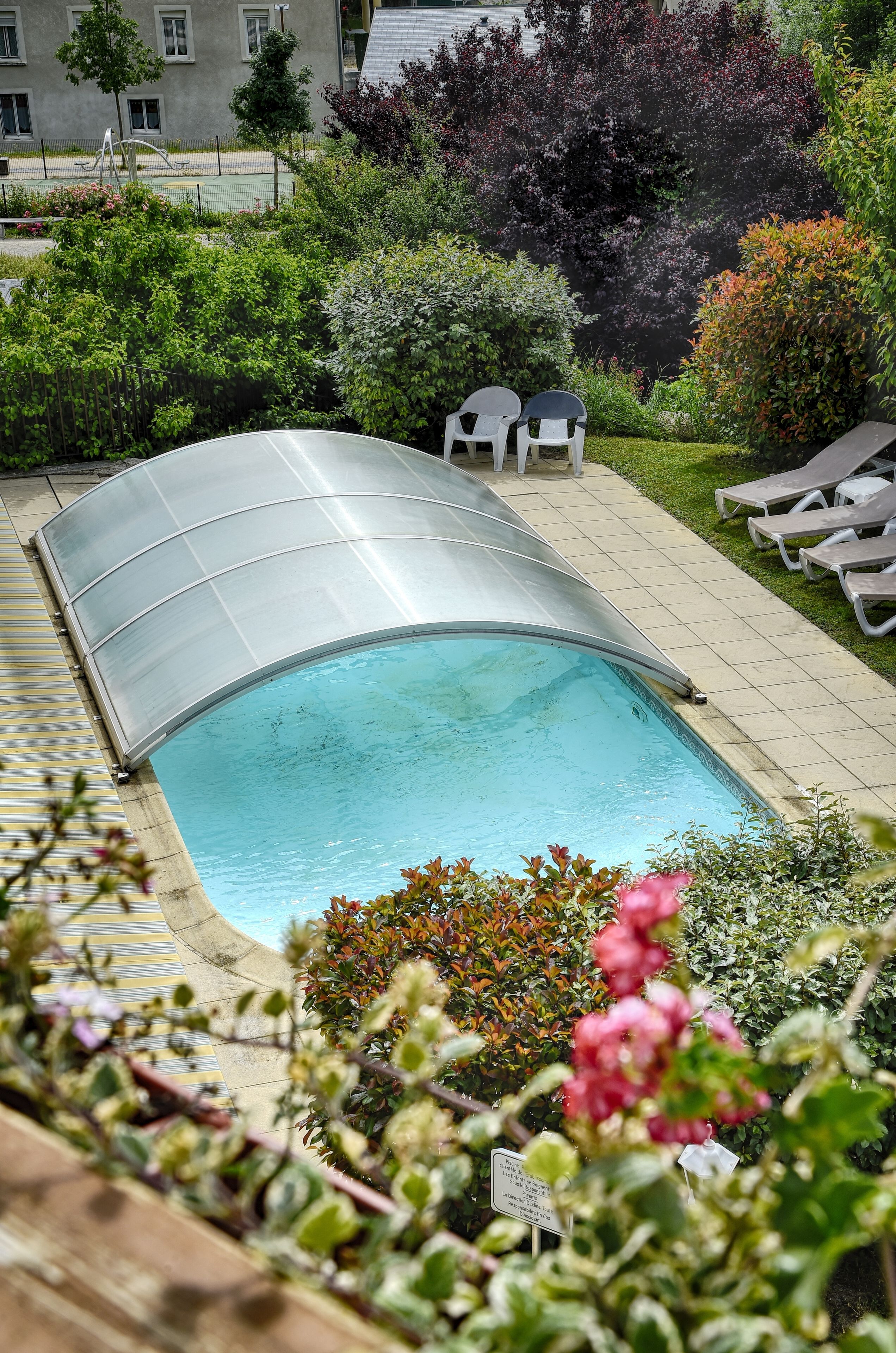 季節性室外游泳池，提供泳池遮陽傘和日光浴躺椅