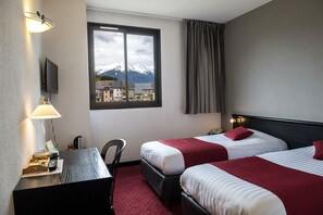 Hochwertige Bettwaren, Schreibtisch, Verdunkelungsvorhänge