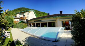 Außenpool (je nach Saison geöffnet), Sonnenschirme, Liegestühle