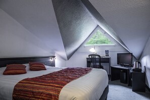 Habitació doble econòmica | Roba de llit d'alta qualitat, escriptori i cortines opaques 
