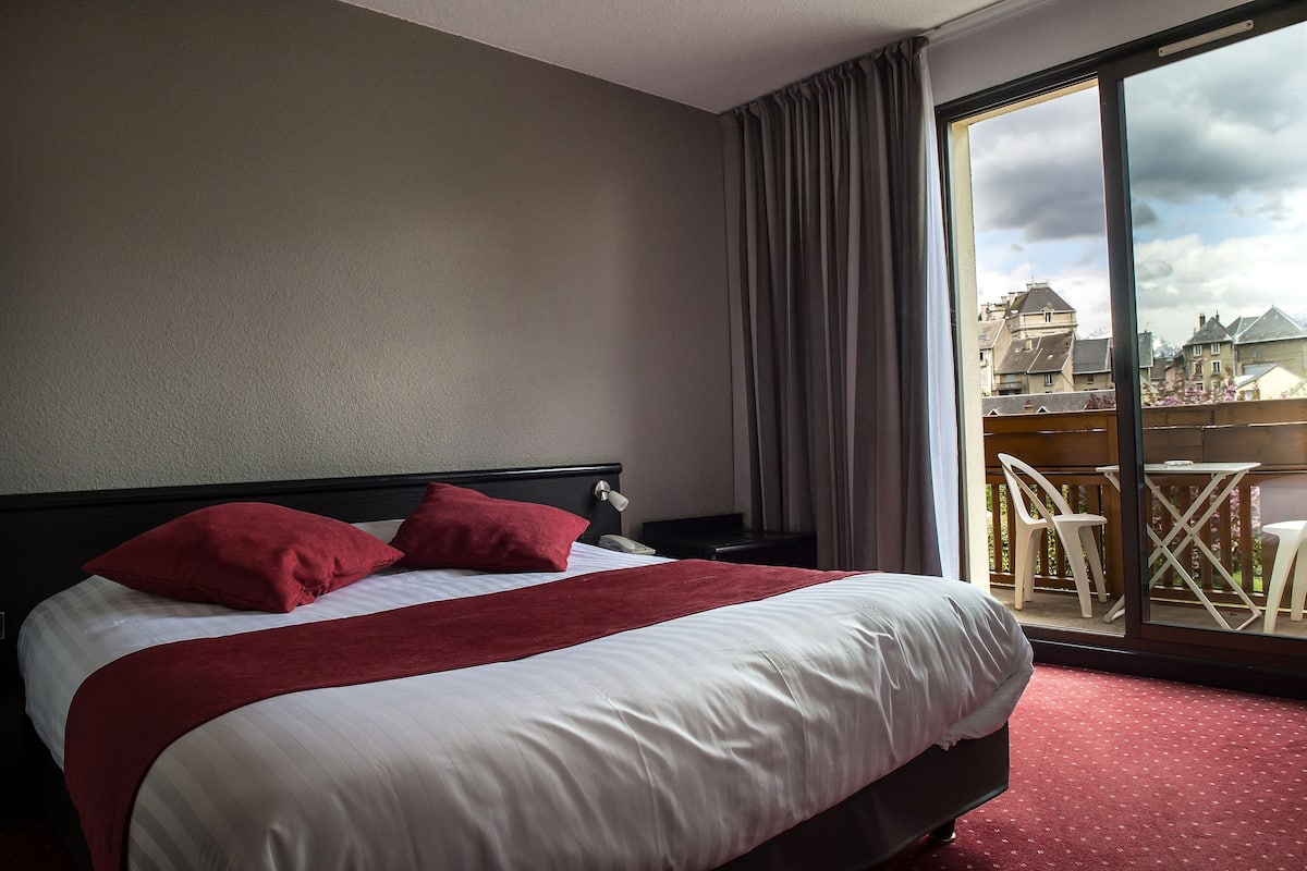 Superior Twin Room, Balcony | Peralatan tempat tidur premium, meja, langsir/tirai gelap terus