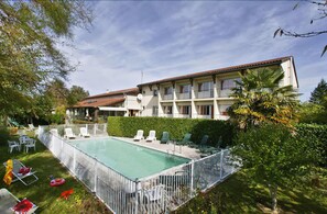 A two-story hotel with a swimming pool, outdoor seating, and a well-maintained garden. - Horizon 117 (Lorp-Sentaraille)