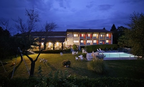 Bagian depan properti - sore/malam