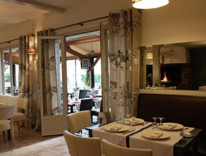 S'hi serveixen esmorzars, dinars i sopars 