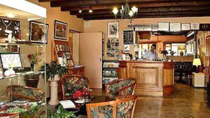 Een knus interieur met houten meubels, een bar en diverse decoratieve elementen.