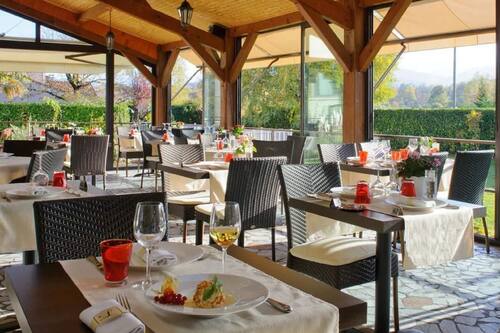 S'hi serveixen esmorzars, dinars i sopars
