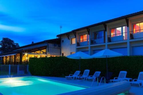 Piscina a l'aire lliure de temporada (horari: 07:00-22:30) i gandules