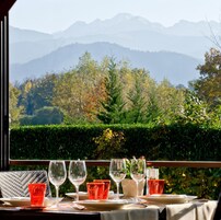 Mesa dispuesta para comer con vista a la montaña.