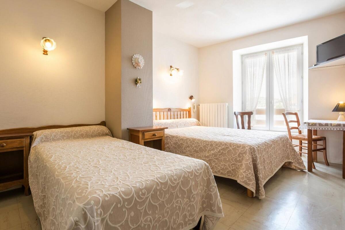 Standard Room, 2 Single Beds | Desk, free WiFi