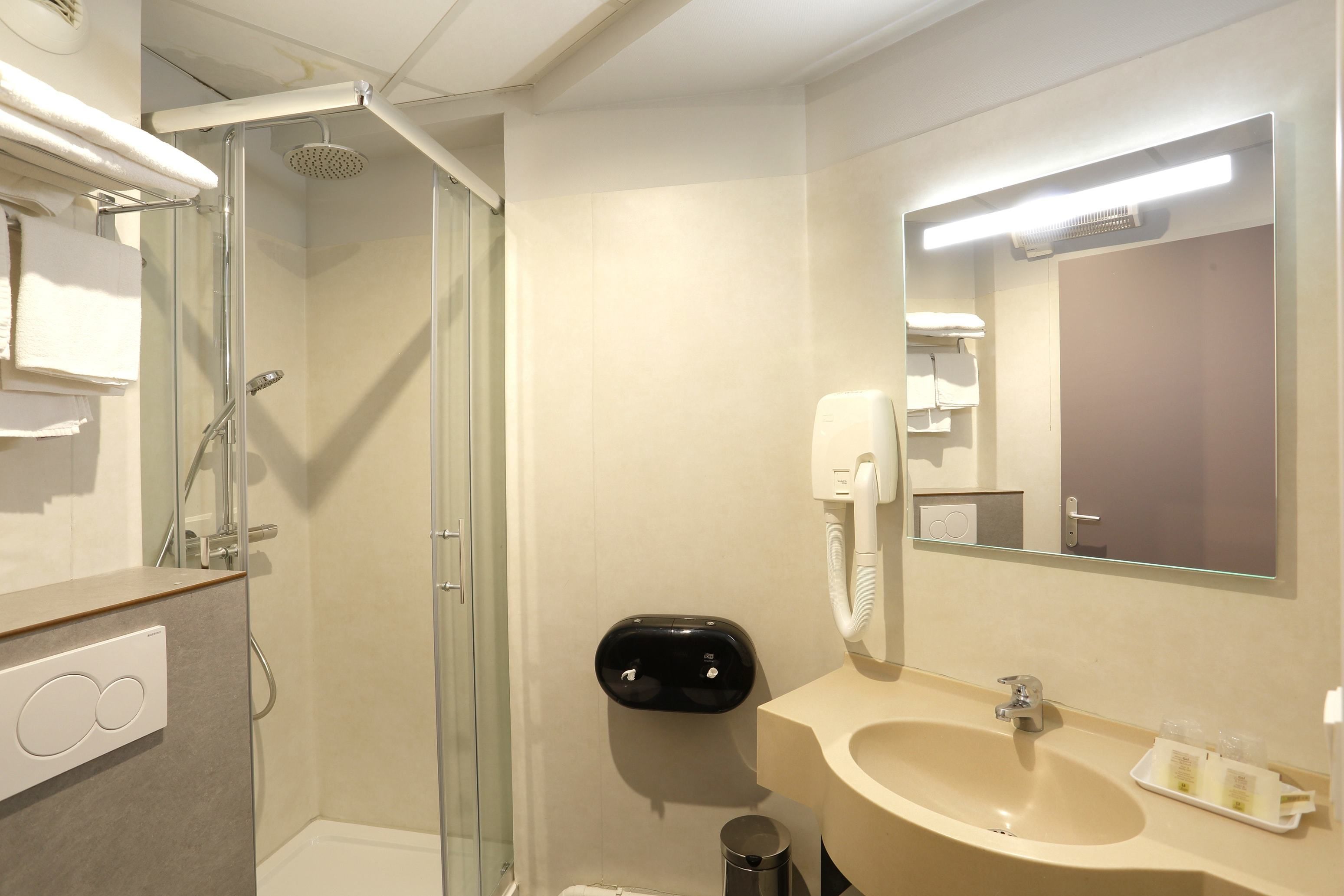 double room | bathroom | free toiletries, hair dryer, towels