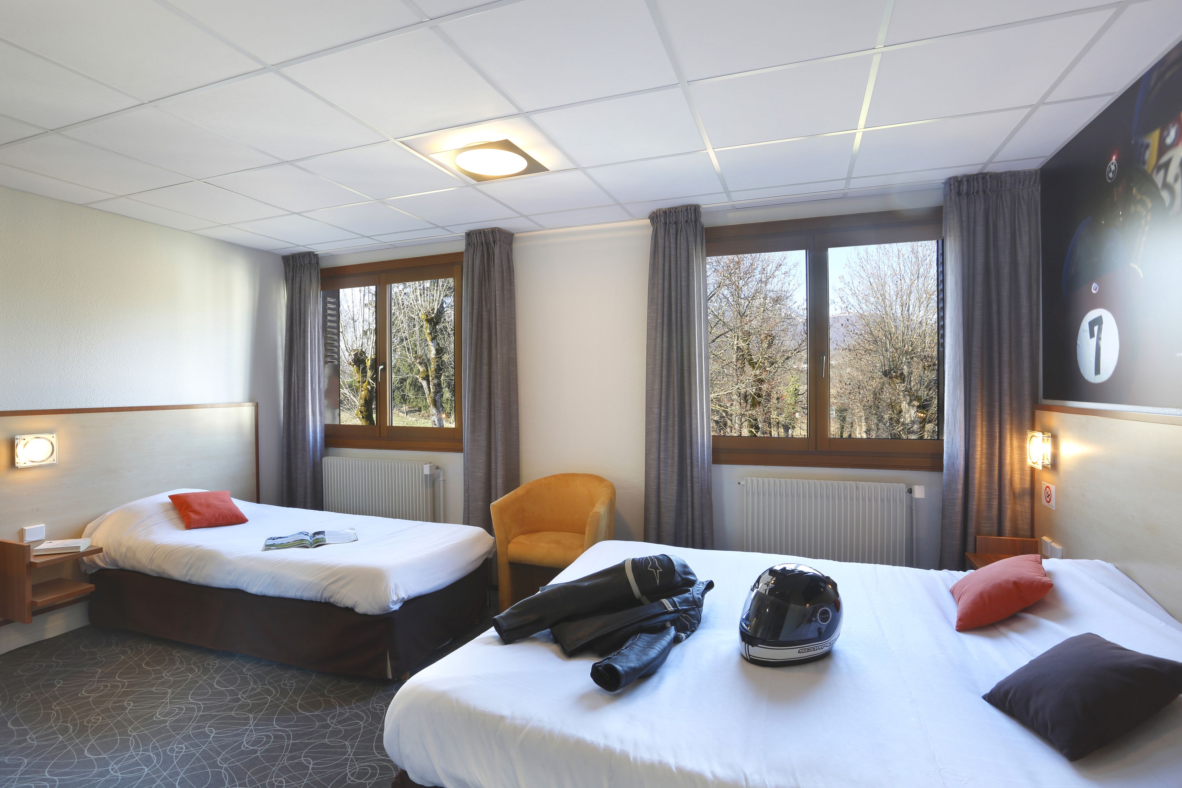 triple room | in-room safe, desk, laptop workspace, soundproofing