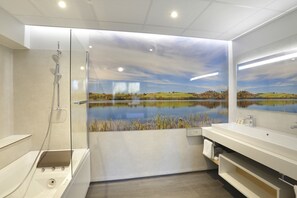 Suite junior | Baño | Artículos de higiene personal gratuitos, secador de pelo y toallas