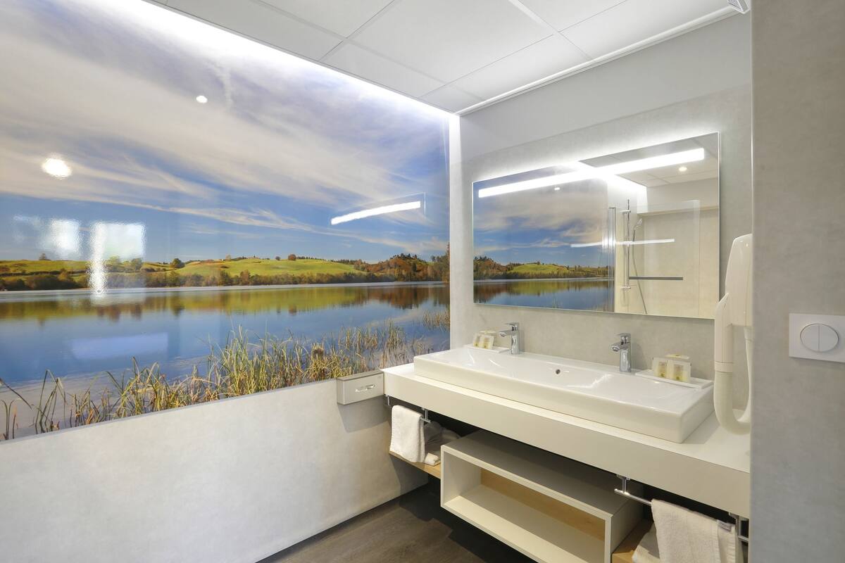 junior suite | bathroom | free toiletries, hair dryer, towels