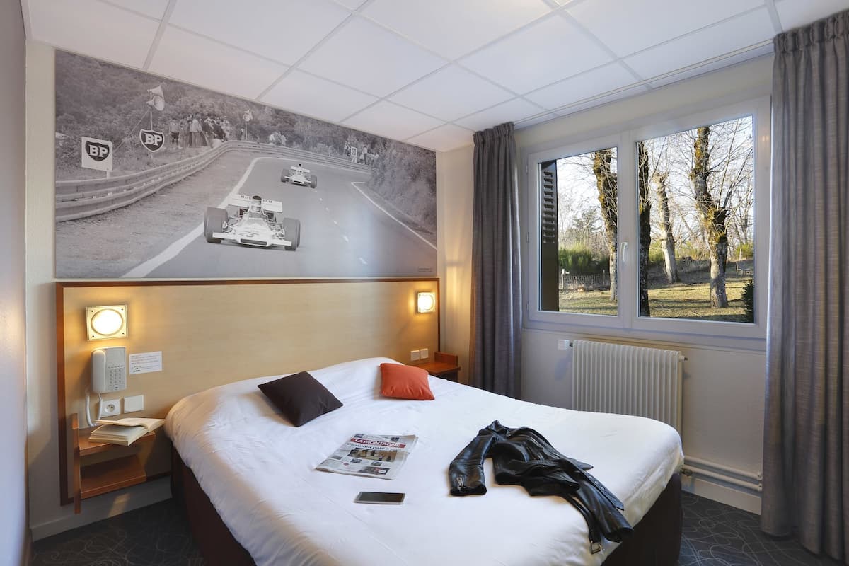 Double Room | In-room safe, desk, laptop workspace, soundproofing