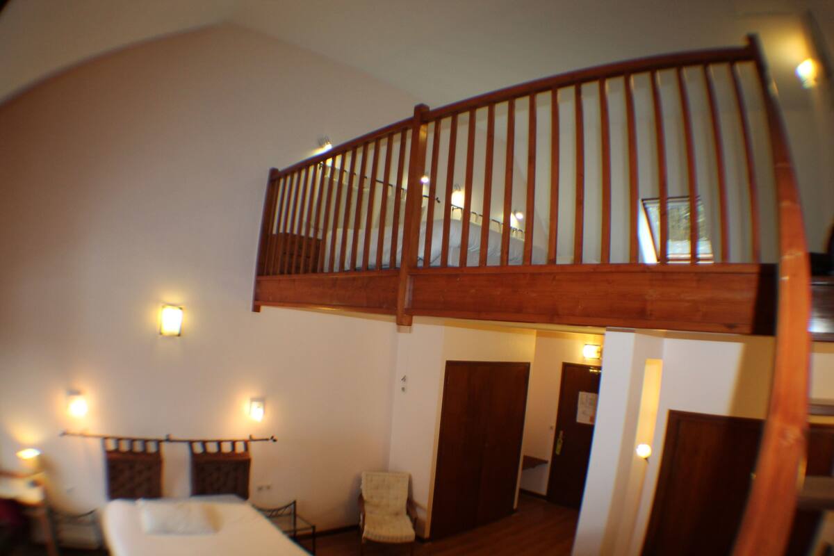 Duplex, Mezzanine | Desk, laptop workspace, blackout drapes, WiFi (free)