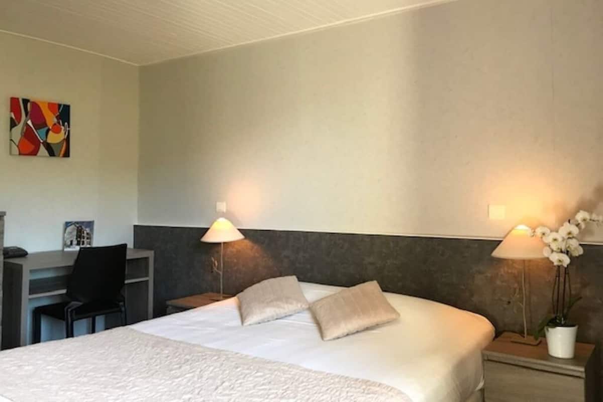 Classic Double Room | Desk, laptop workspace, blackout drapes, WiFi (free)