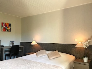 Classic Double Room | Desk, laptop workspace, blackout curtains, free WiFi - Hotel des Chazes (Saint-Jacques-des-Blats)