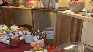 Breakfast buffet - The Originals Boutique, Hôtel Clos St Marie (Nevers)