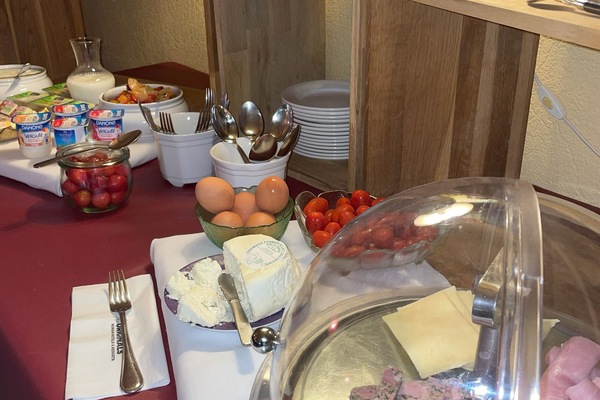 Tägliches Frühstücksbuffet gegen Gebühr