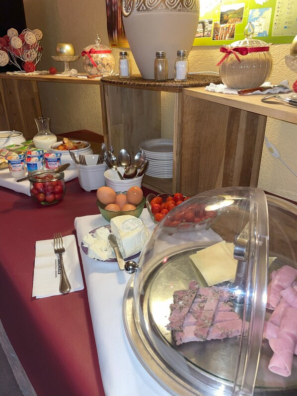 Daily buffet breakfast for a fee - The Originals Boutique, Hôtel Clos St Marie (Nevers)