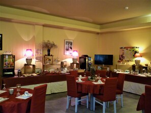 Tägliches Frühstücksbuffet gegen Gebühr