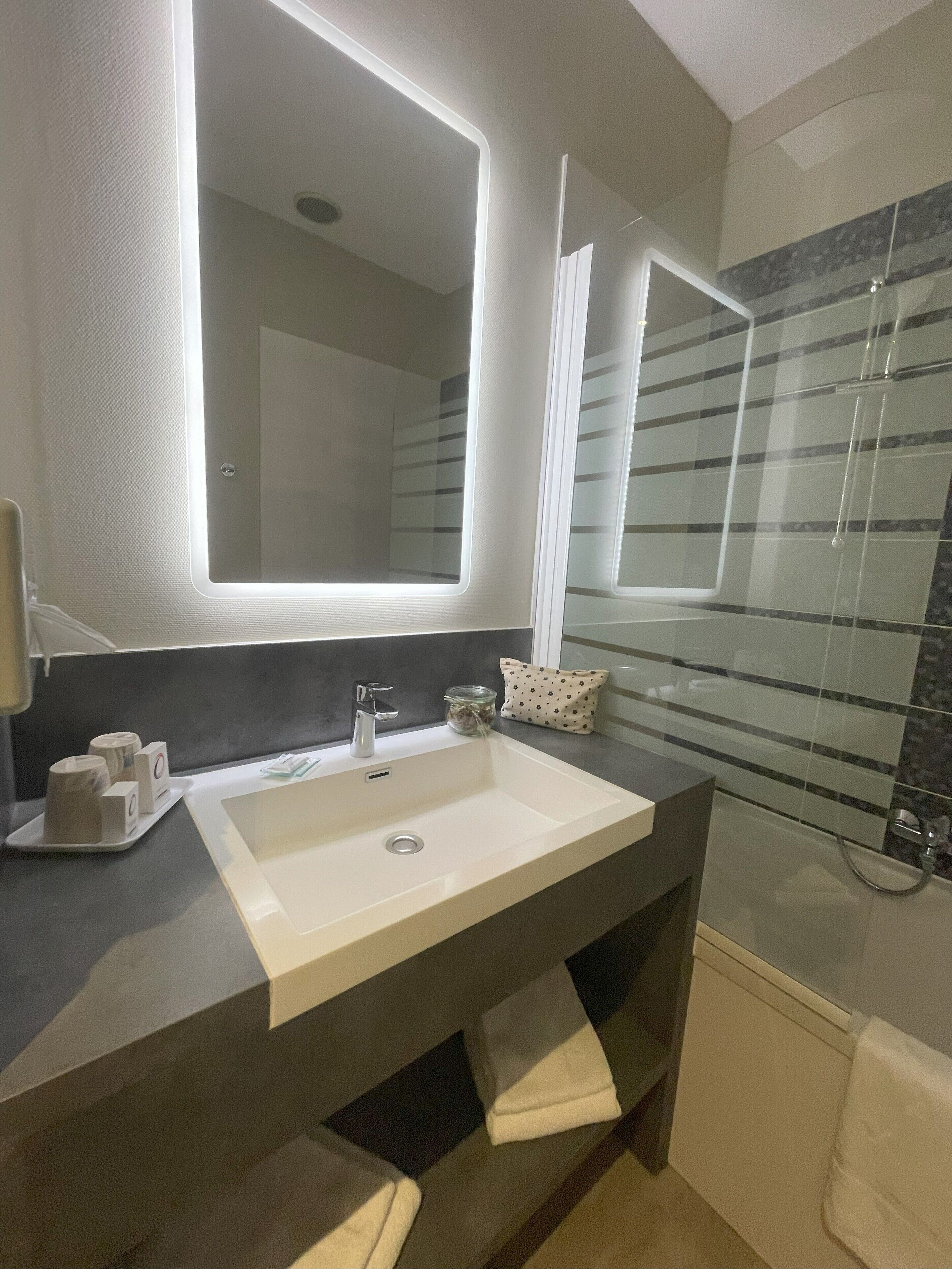 Kamer, terras | Badkamer | Een regendouche, gratis toiletartikelen, een haardroger, handdoeken