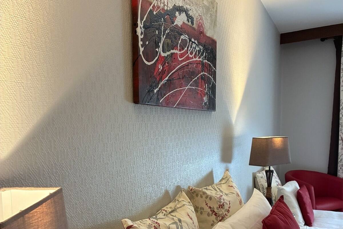 Habitación superior | Ropa de cama de alta calidad, escritorio y cortinas blackout 