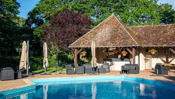 Een seizoensgebonden buitenzwembad