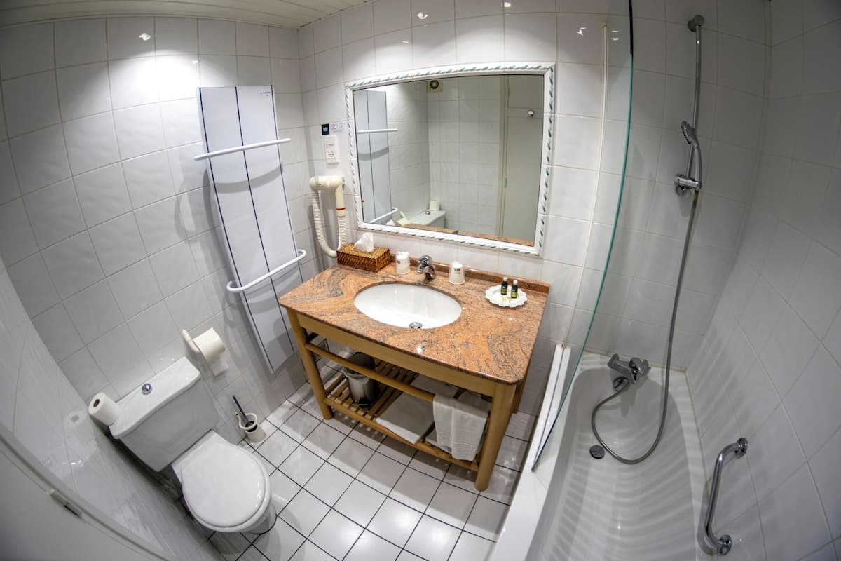 triple room | bathroom | free toiletries, hair dryer, towels